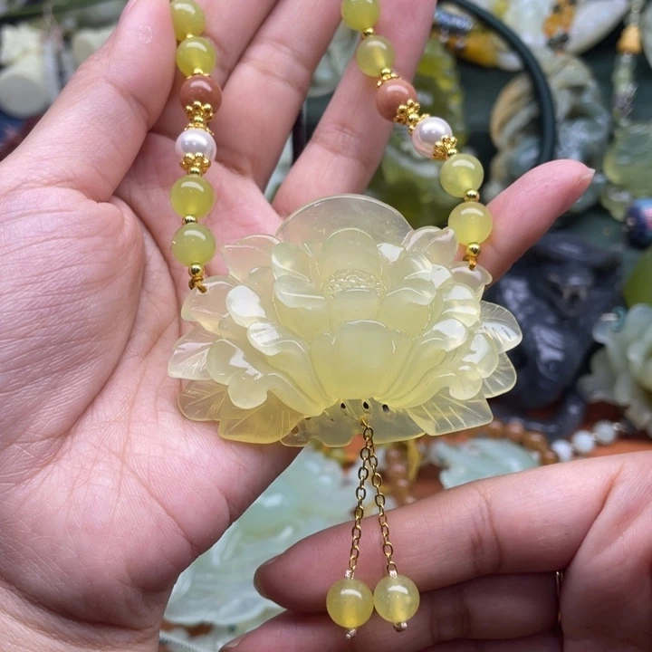 蛇纹石玉吊坠合金