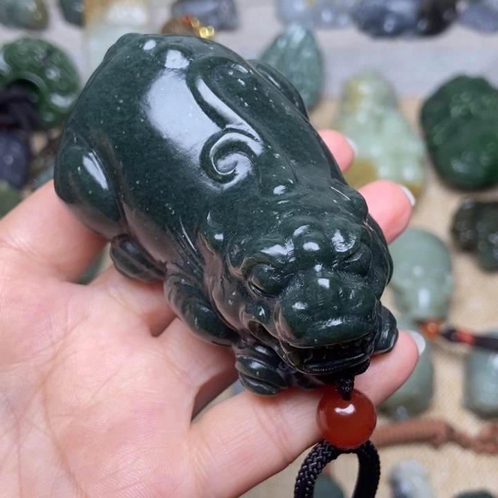 和田玉未镶嵌颈饰有棉点