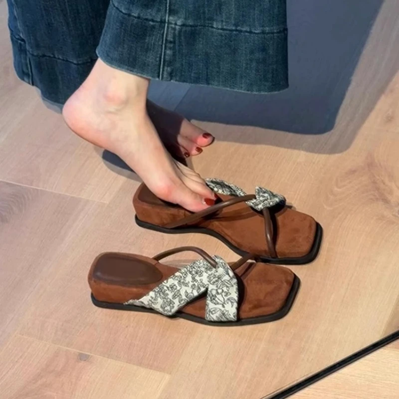 原创法式厚底交叉带夏季方头露趾一字拖鞋女外穿配裙子坡跟凉拖鞋