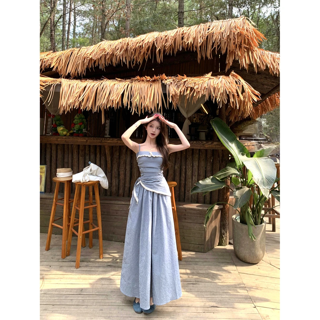 细条纹蕾丝边拼接吊带连衣裙配丝巾