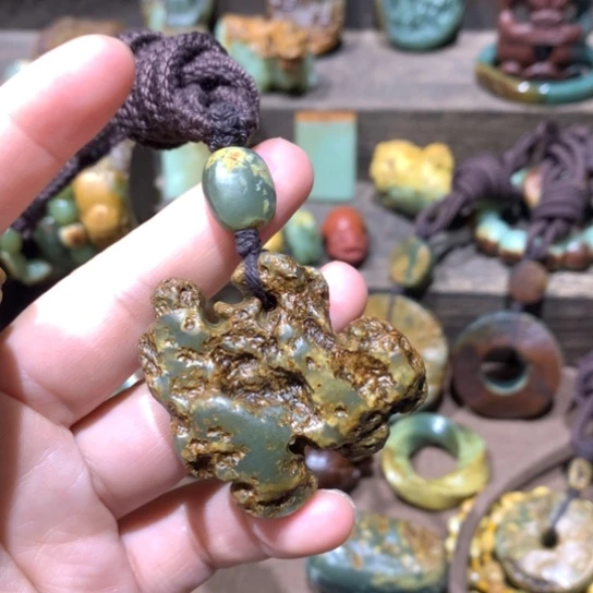 未镶嵌岫岩河磨玉（透闪石质玉）把件天**花