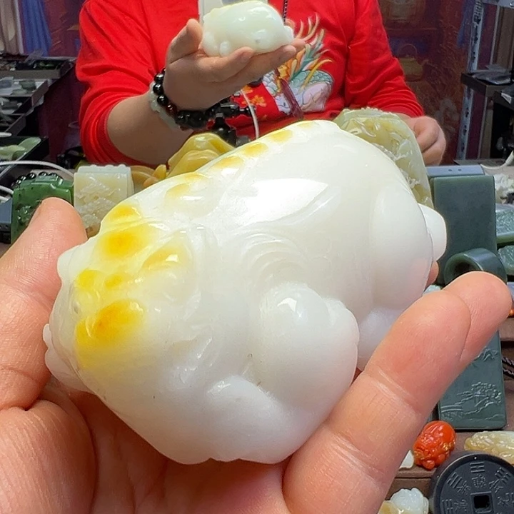 石英质玉未镶嵌颈饰貔貅摆件