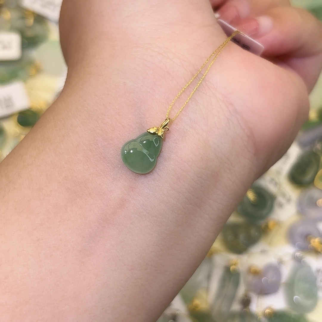 开***～翡翠18K金镶嵌颈饰葫芦
