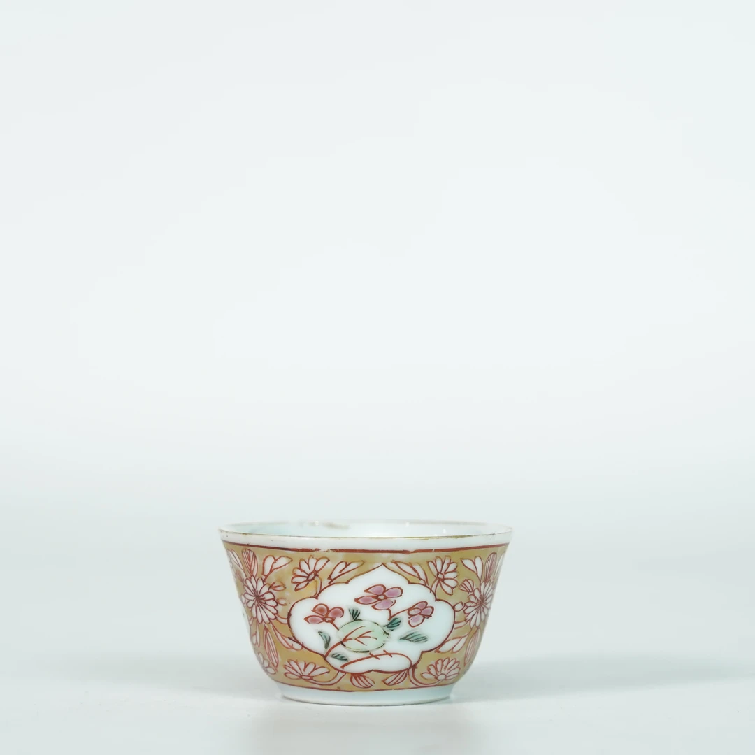 LCS251001008【十竹斋】清雍正金地缠枝莲侍女花卉纹马蹄杯