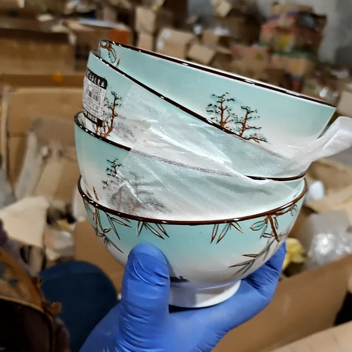 瓷片盘子碗茶壶啥都有