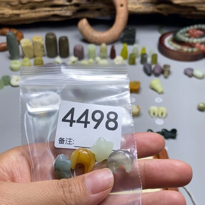 汉***歌未镶嵌蛇纹石玉颈饰