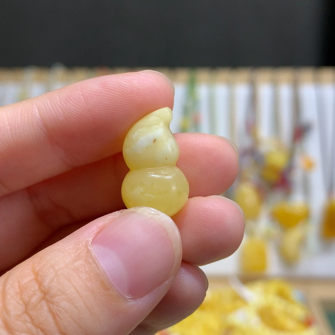未镶嵌琥珀裸石特价瑕疵