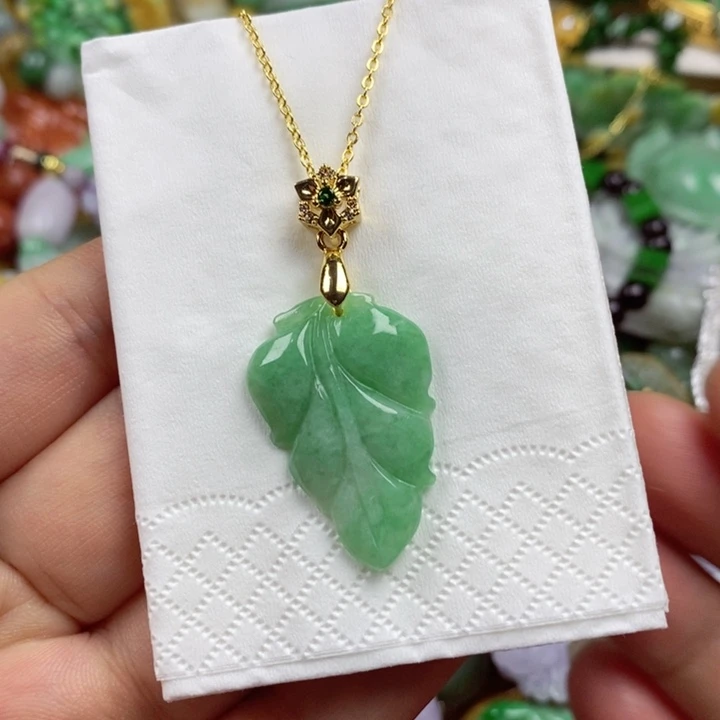 翡翠未镶嵌吊坠(赠链)