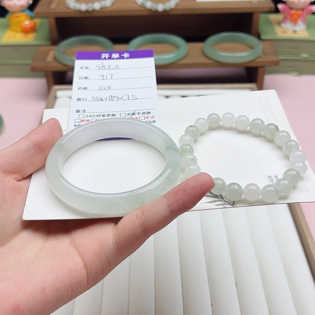 张***子未镶嵌手镯石英质玉
