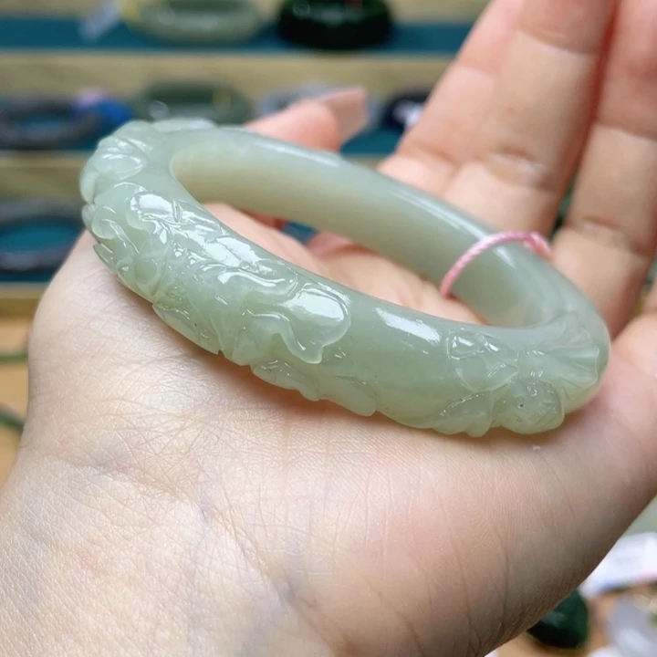 和田玉手镯55圈口。编号55未镶嵌