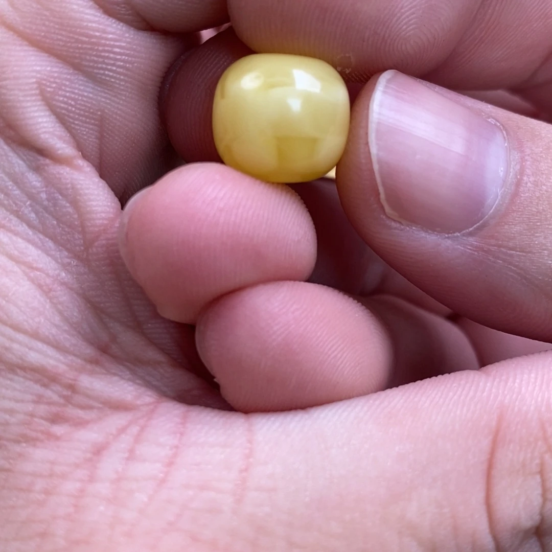 吞***吞蜜蜡未镶嵌裸石配饰