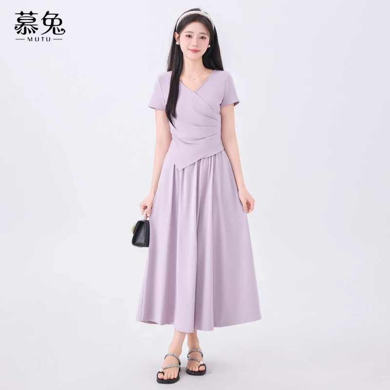 慕兔温柔风套装裙女2025夏季新款v领短袖t恤高腰百褶半身裙两件套