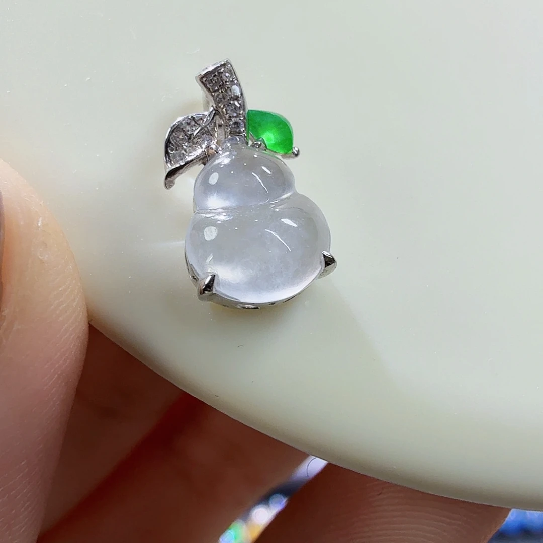 翡翠18K金镶嵌颈饰吊坠