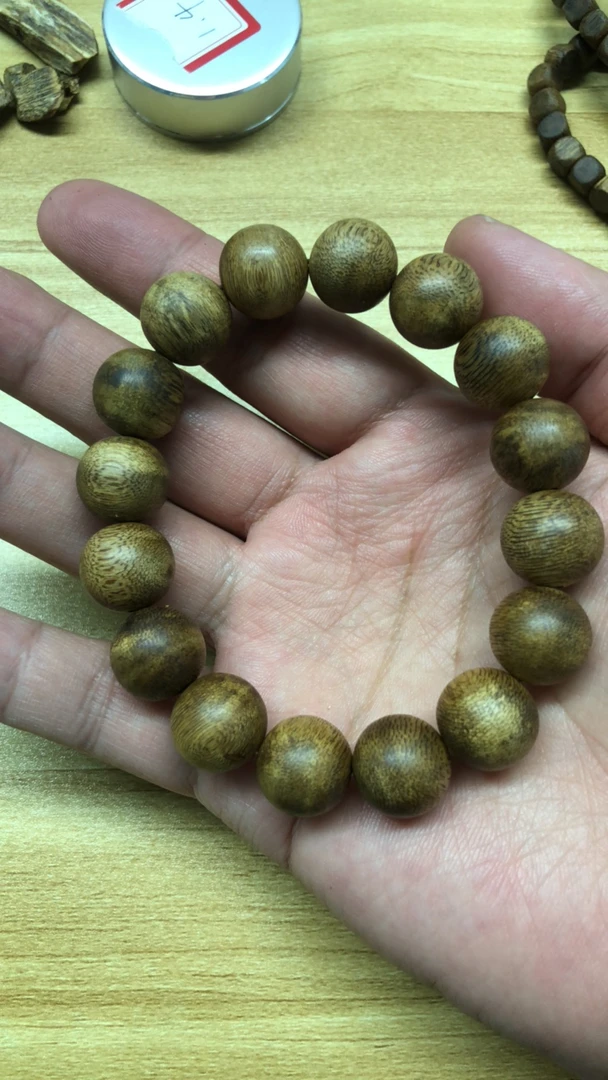 1.4天然莺歌绿奇楠单圈手串