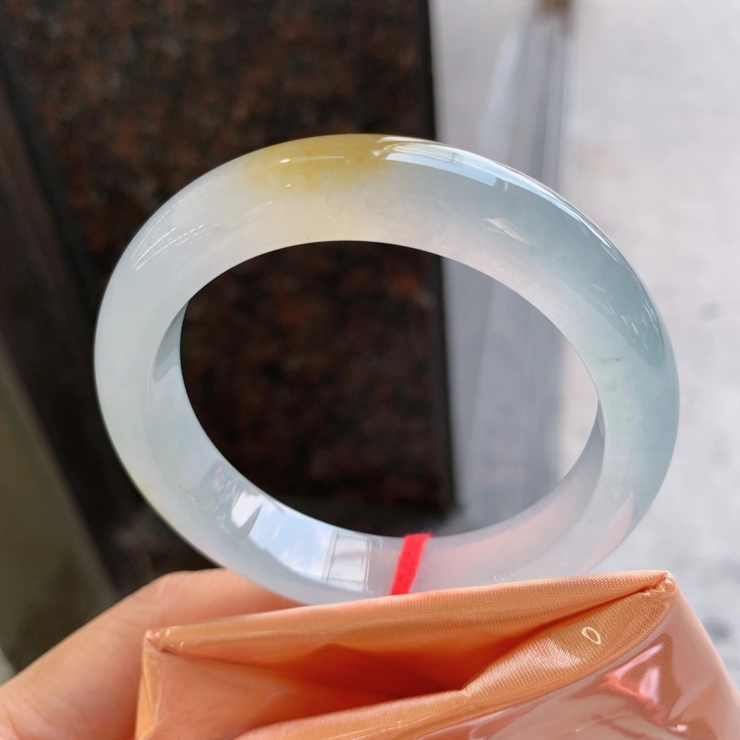 天然翡翠缅A冰种手镯，圈口54-55正圈冰黄翡 尺寸：54.8/12.3/8.9