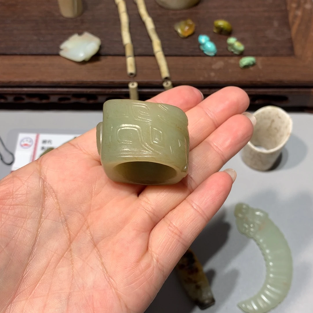 写***估和田玉（糖玉）未镶嵌颈饰