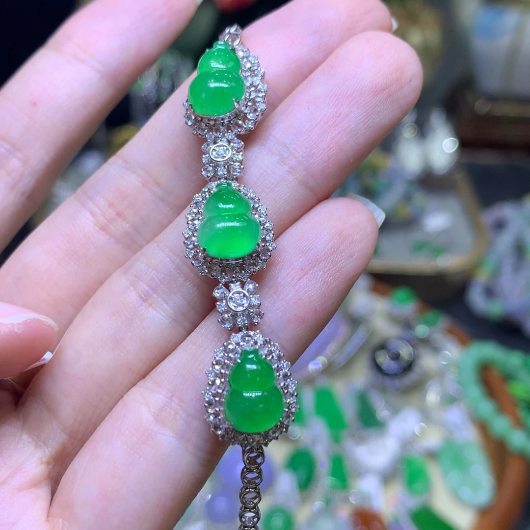 颈饰18K金镶嵌翡翠