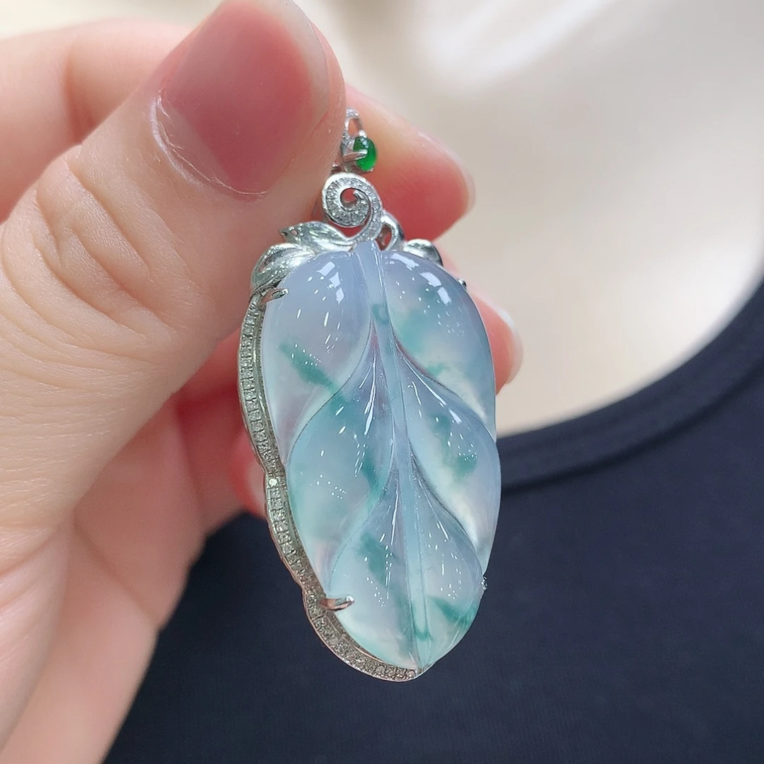 翡翠18K金镶嵌颈饰叶子