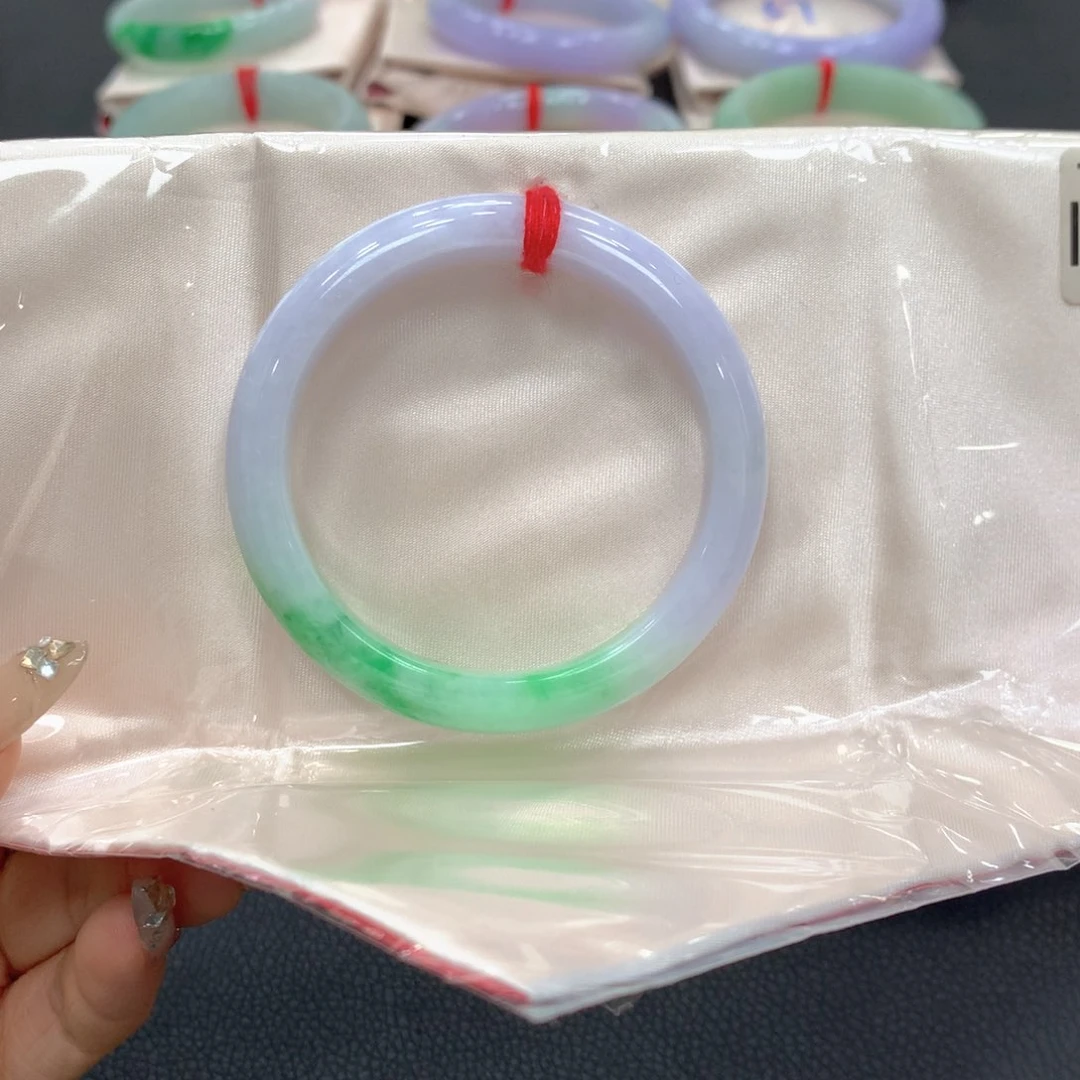 翡翠手镯未镶嵌翡翠