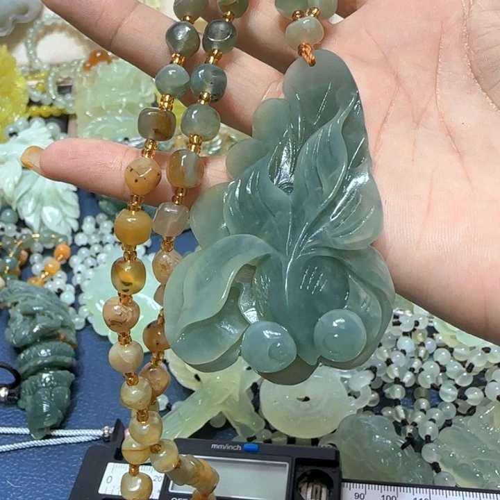 未镶嵌蛇纹石玉吊坠