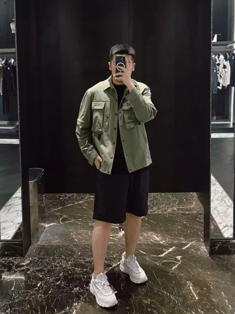 季秋常规工艺翻领扣款长袖外套