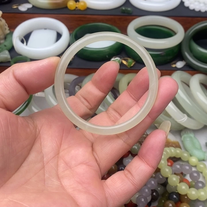 和田玉未镶嵌手镯