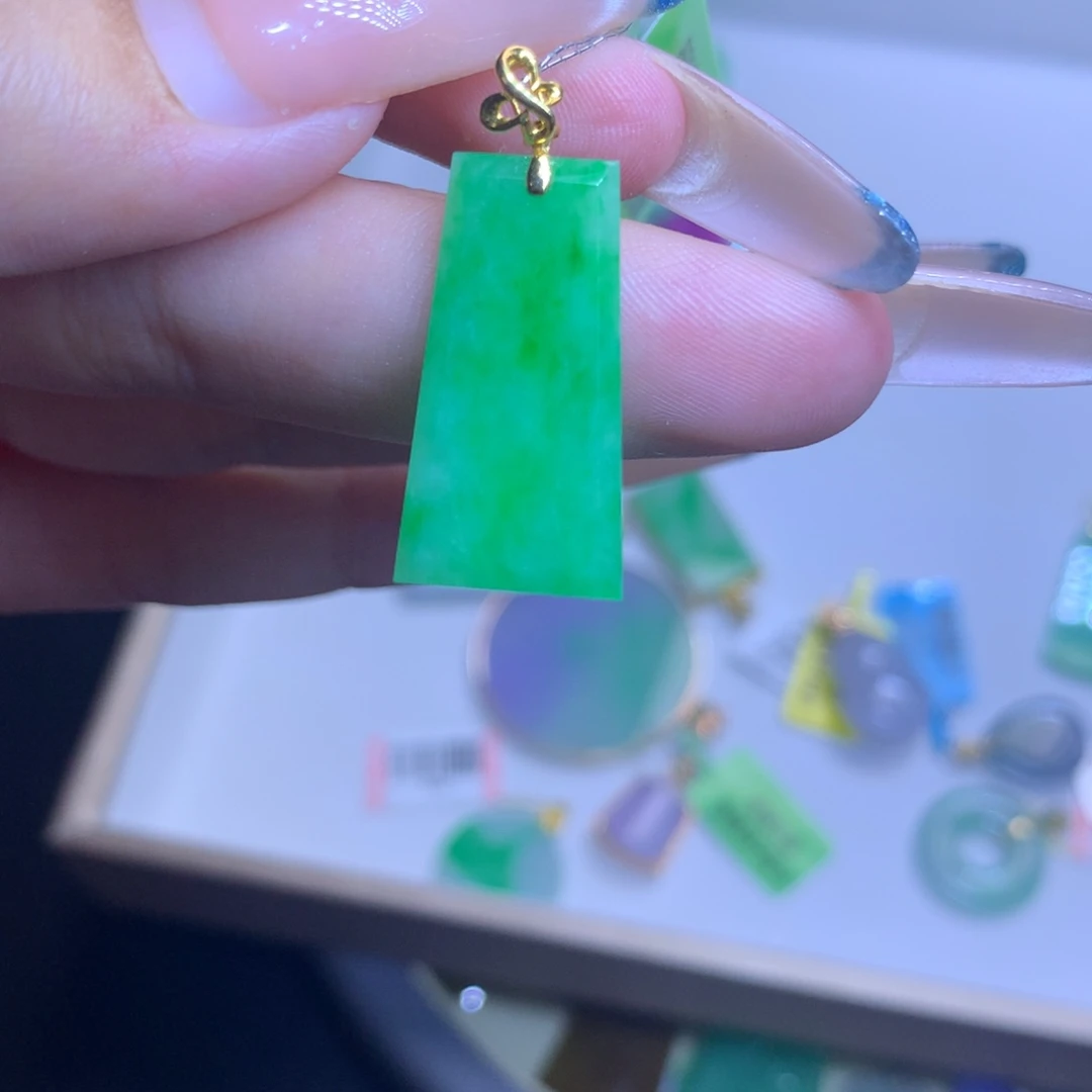 颈饰18K金镶嵌翡翠