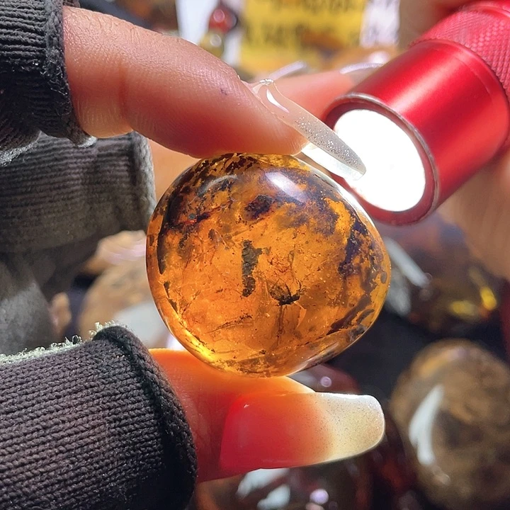 琥珀裸石未镶嵌？