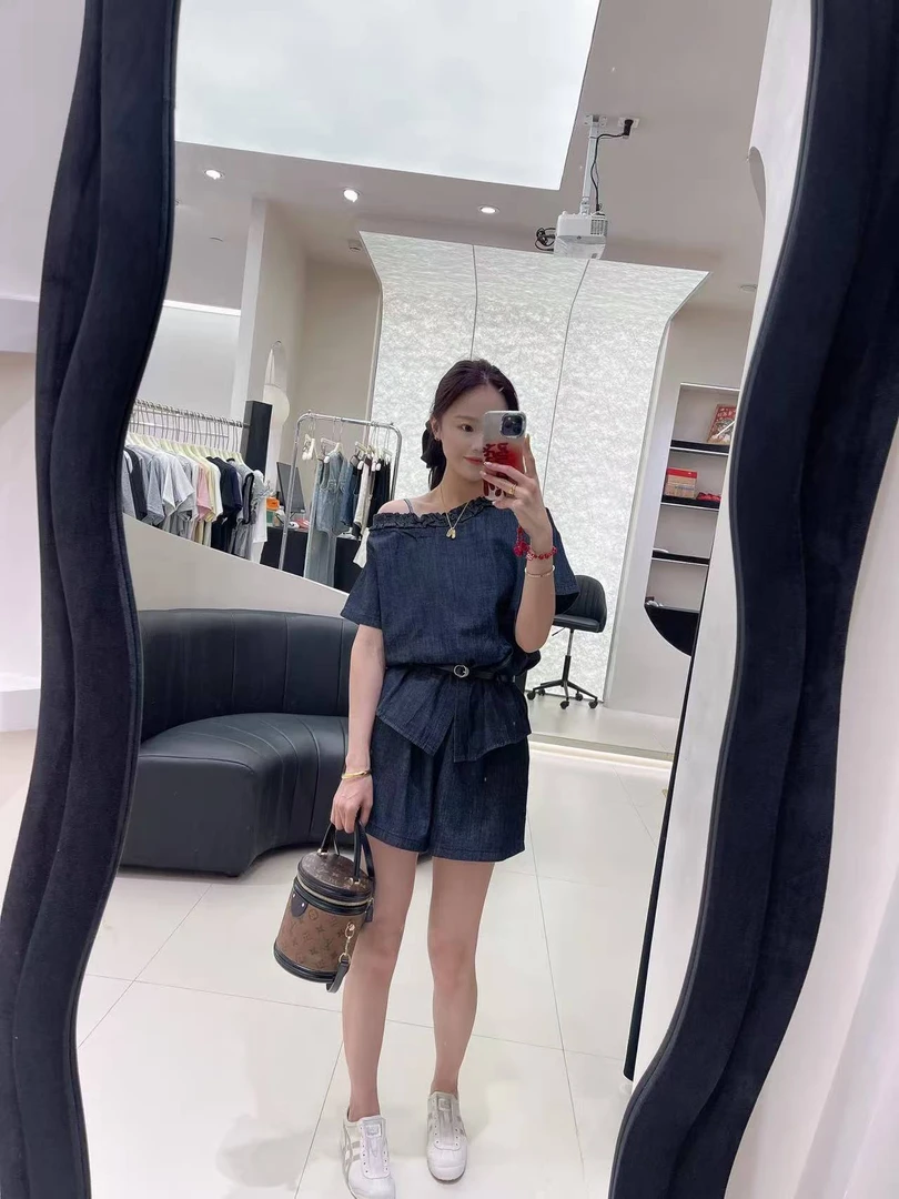 君君家【斜肩套装】7766木耳边斜肩收腰牛仔套装 牛仔上衣+短裤