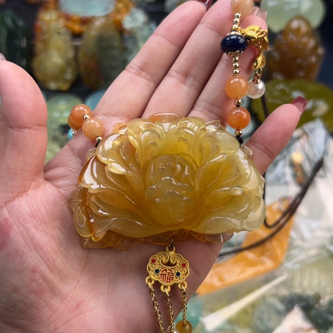 未镶嵌岫玉颈饰牡丹花