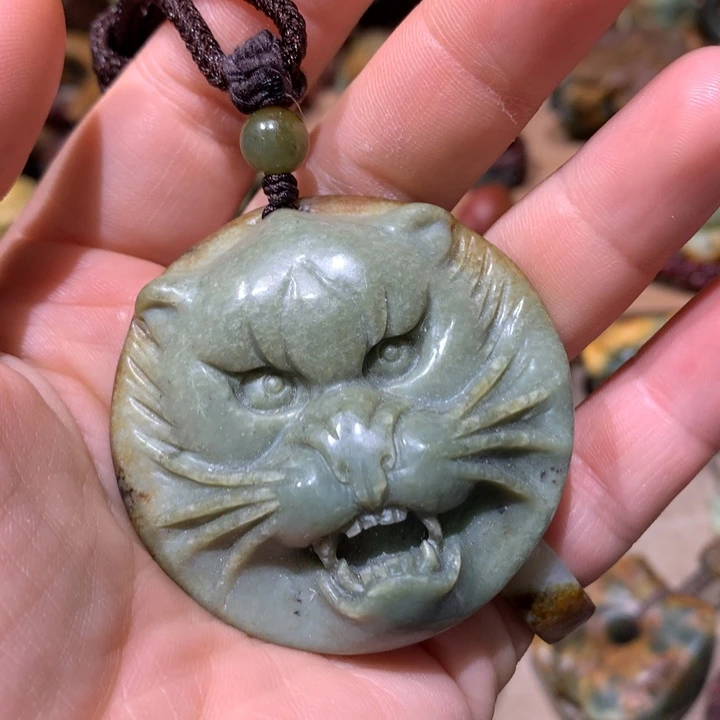 未镶嵌岫岩河磨玉（透闪石质玉）挂件