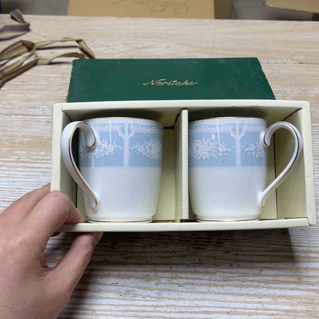 瓷片密密麻麻地排列着一个