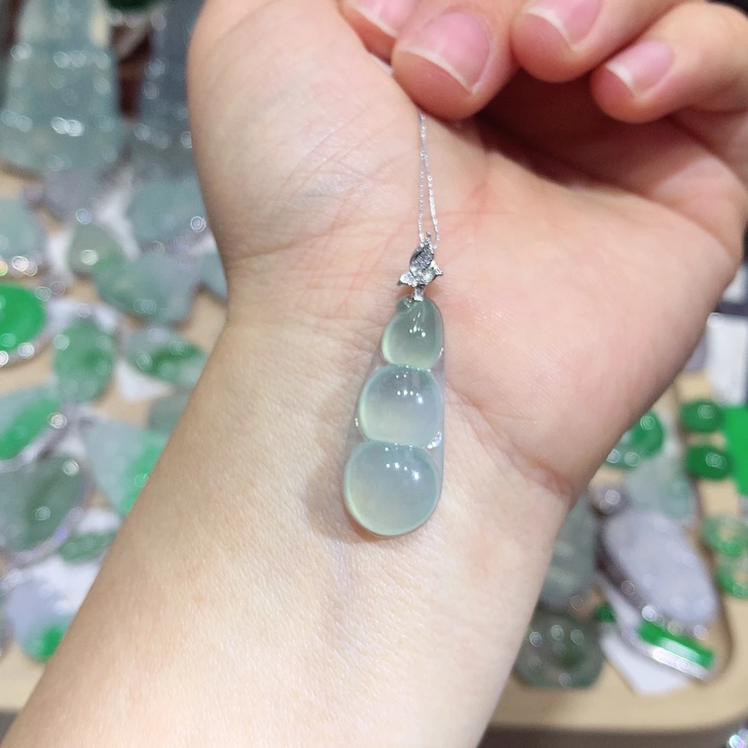 翡翠18K金镶嵌颈饰豆子