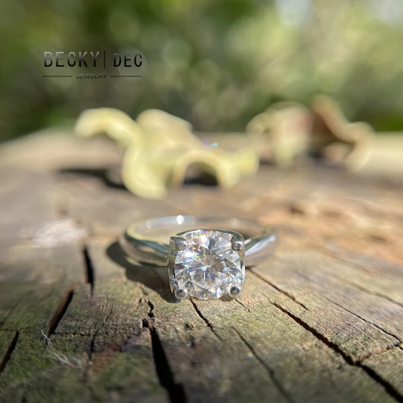 925银莫桑石戒指 经典牛头戒指女微镶时尚闭口光面钻戒求婚订婚