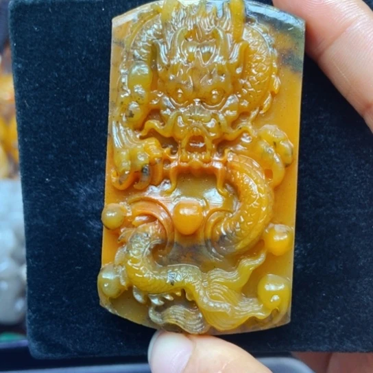 石英质玉(黄龙玉)未镶嵌颈饰