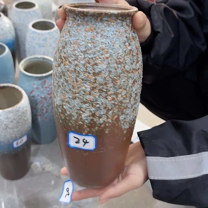 瓶草*?24号复古陶瓷高25厘米瑕疵一个