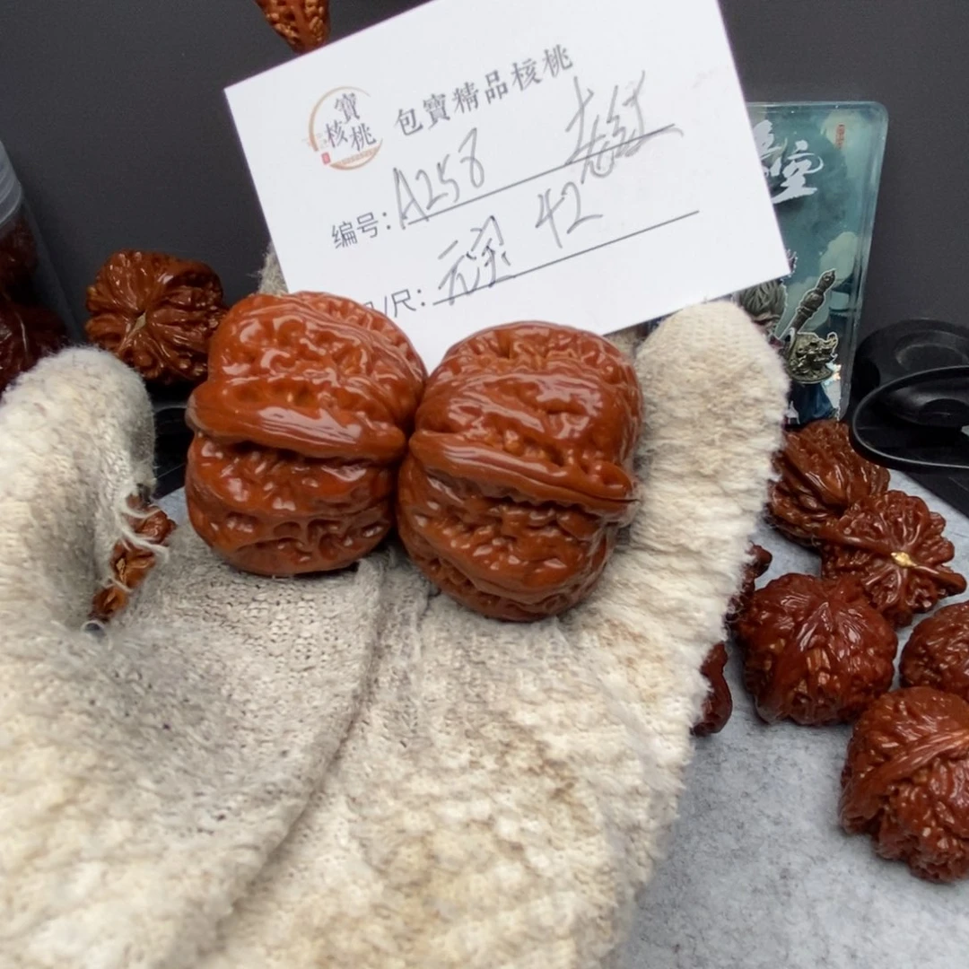 荣*42元宝文玩核桃手把件