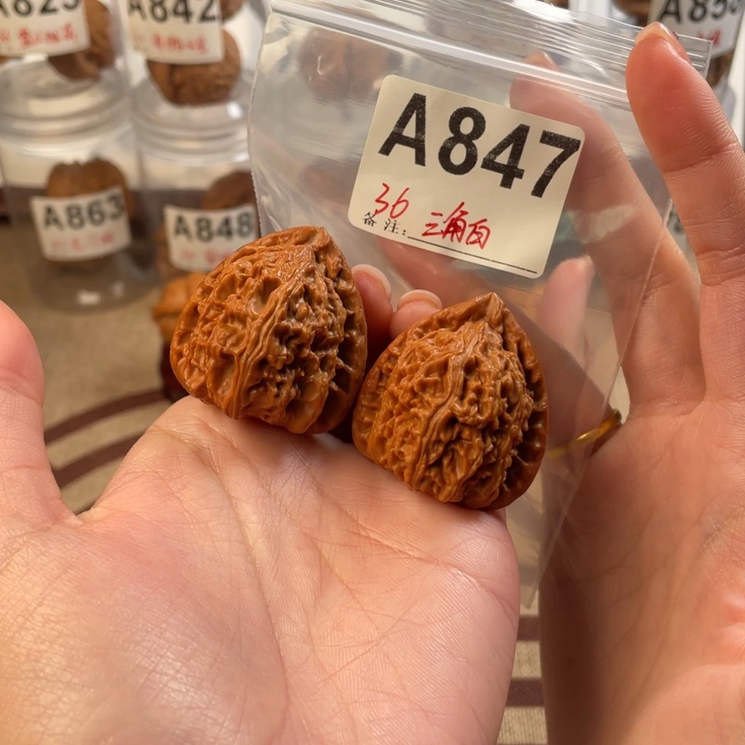 36三角白文玩核桃