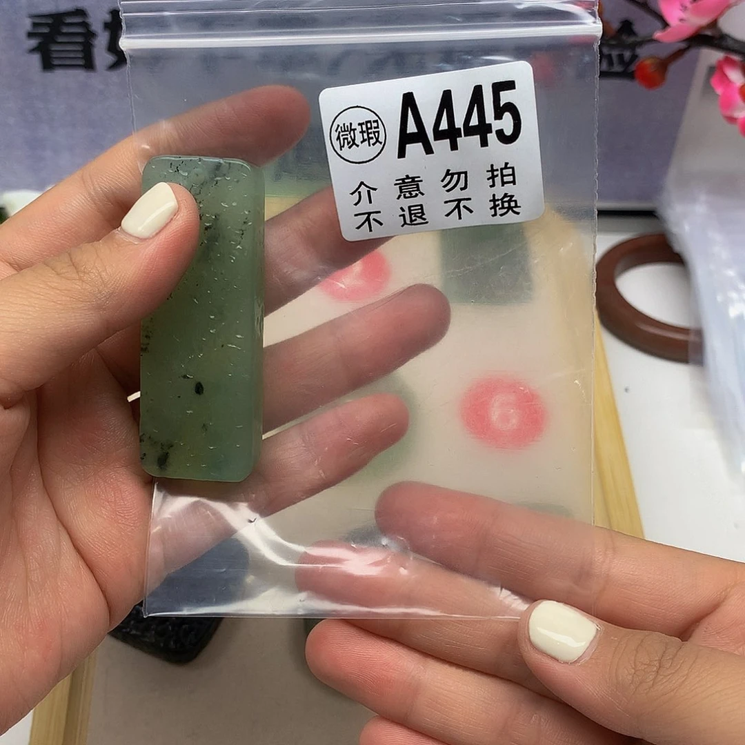 岫玉未镶嵌颈饰贺*