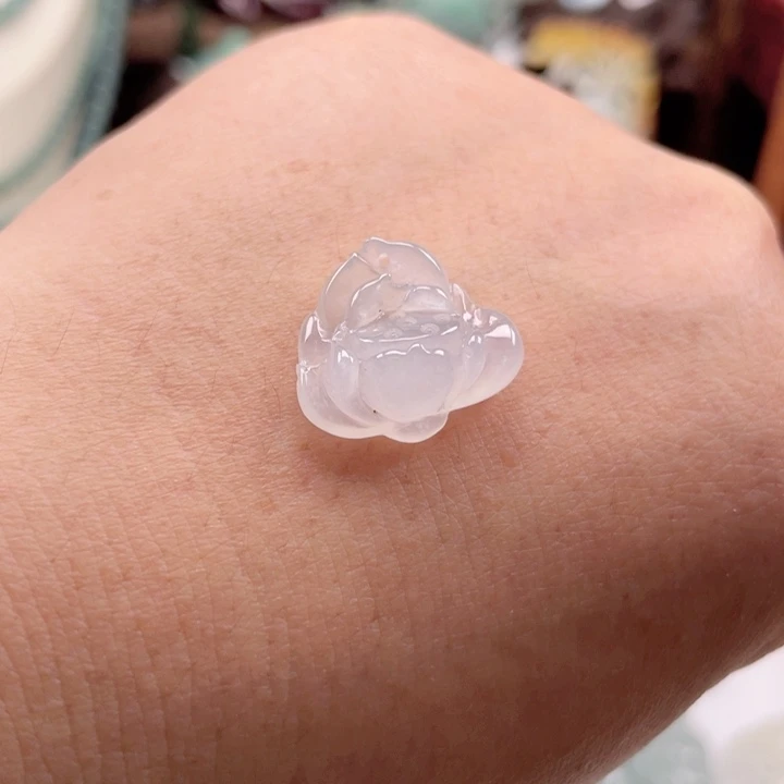 翡翠未镶嵌颈饰牡丹