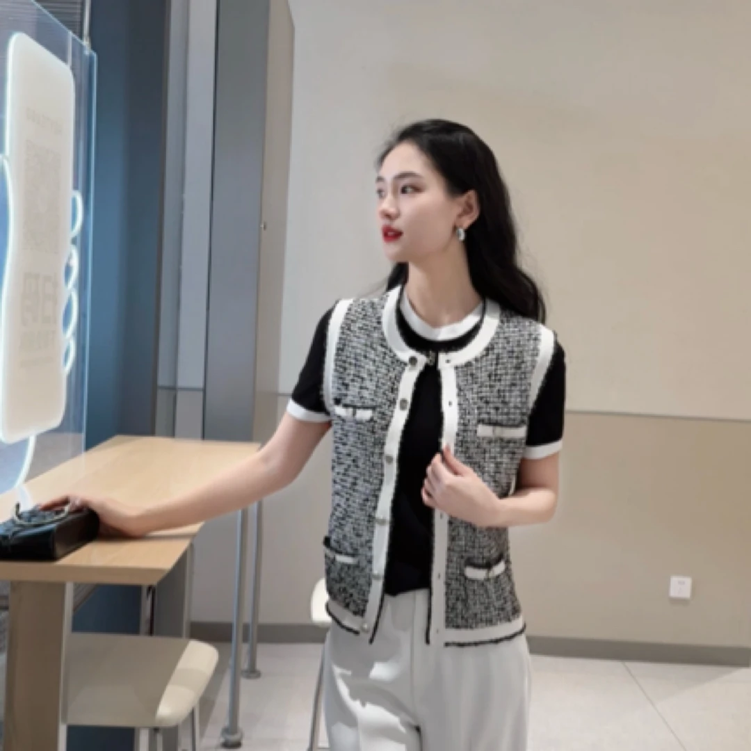 GIRDEAR/哥弟女装新款法式气质圆领单排扣小香风针织马甲1499231