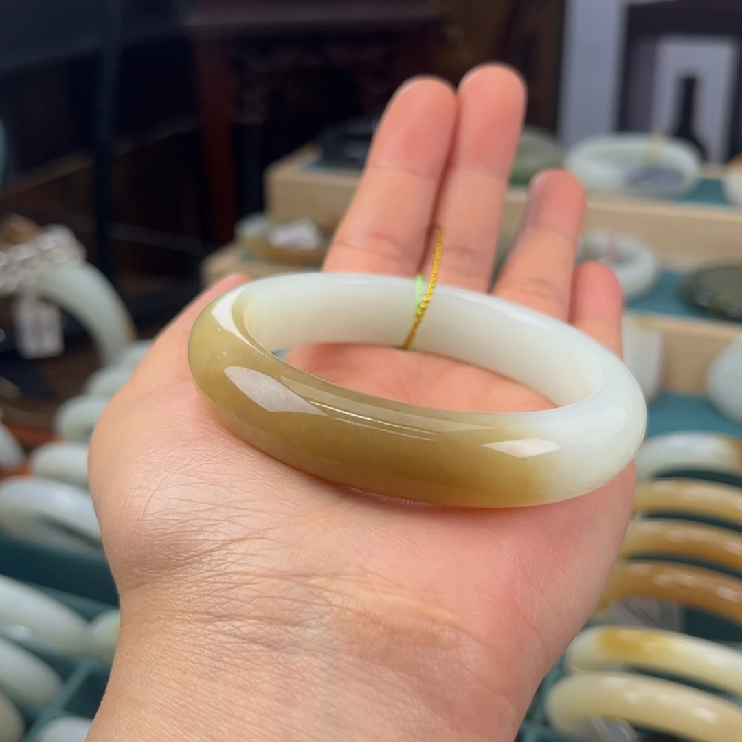 和田玉未镶嵌手镯