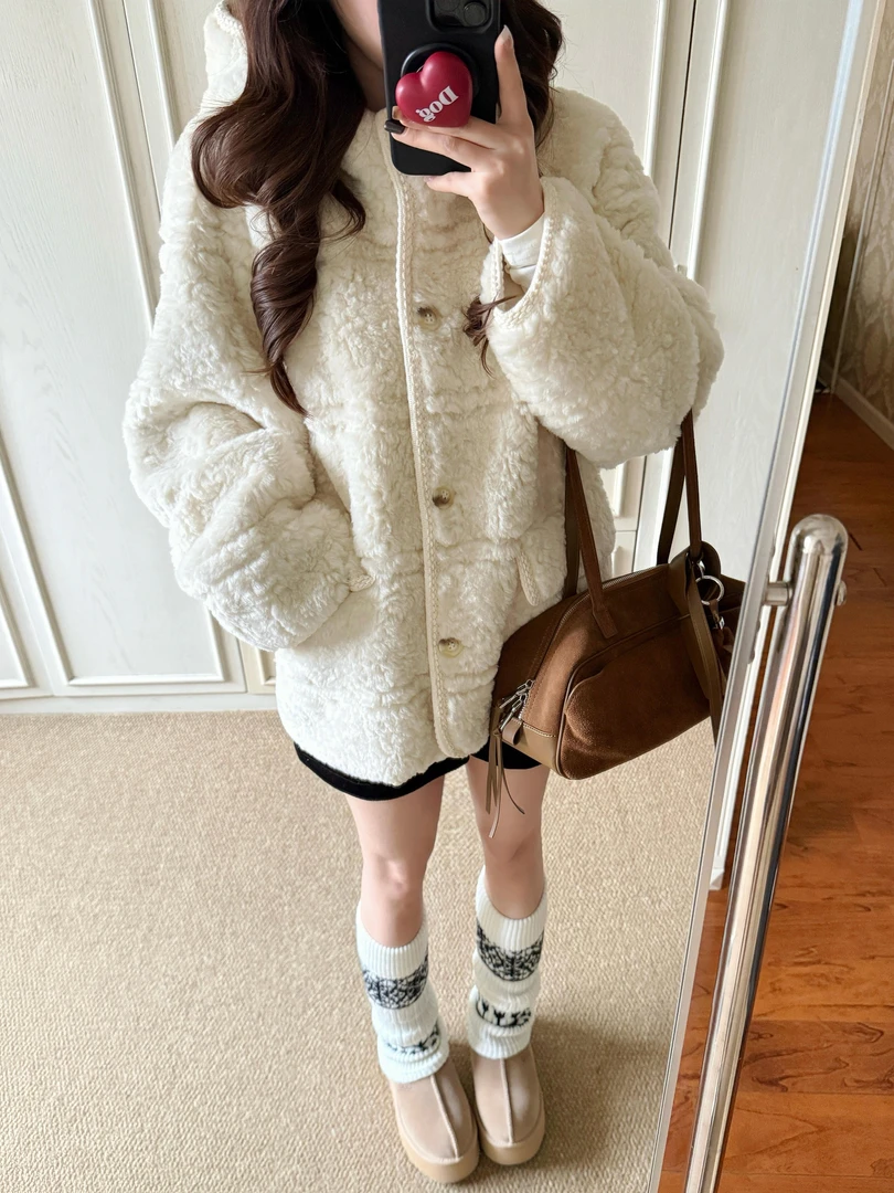 专机切条织带连帽羊羔毛外套女香草奶白色冬季皮毛一体毛绒绒上衣