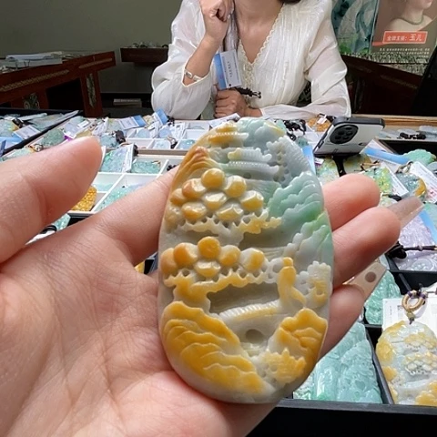 翡翠未镶嵌颈饰一个