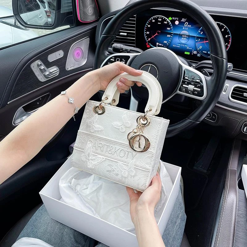 香港正品精选轻奢重工刺绣女包包女2026冬季新款通勤手提包时尚