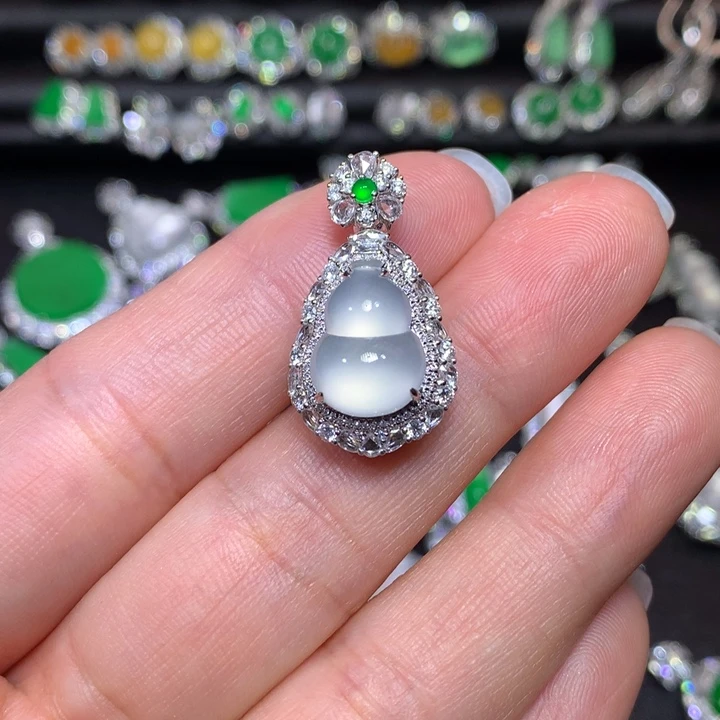 小***北翡翠18K金镶嵌颈饰冰葫芦