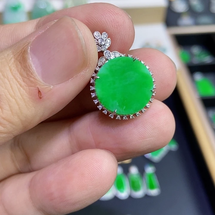 翡翠未镶嵌颈饰圆牌