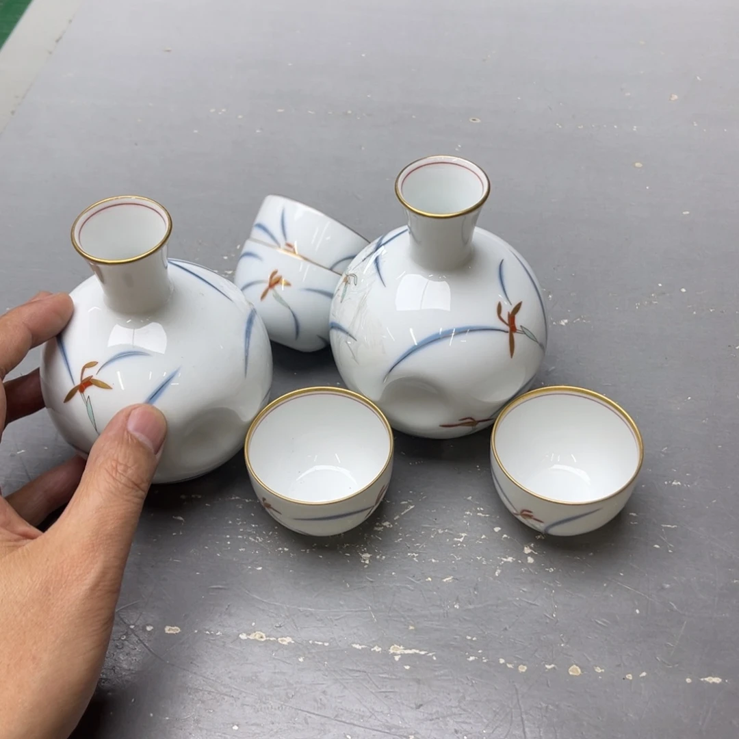 瓷片密密麻麻地铺满一