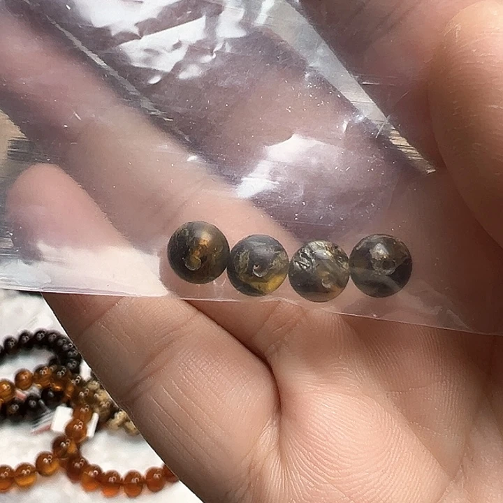 未镶嵌琥珀颈饰魏**风抚顺