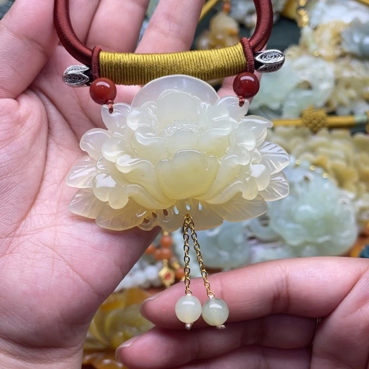 蛇纹石玉吊坠合金